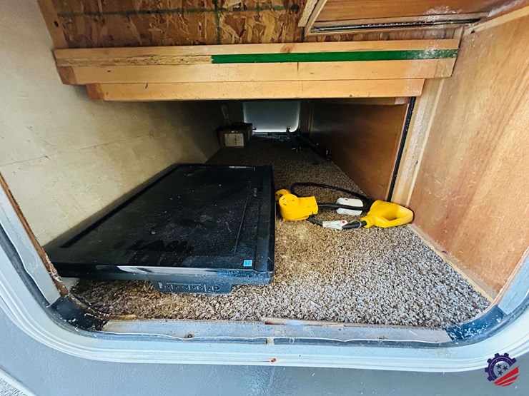 2011-keystone-hornet-platinum-31rbds-t/a-camper-trailer-image-11