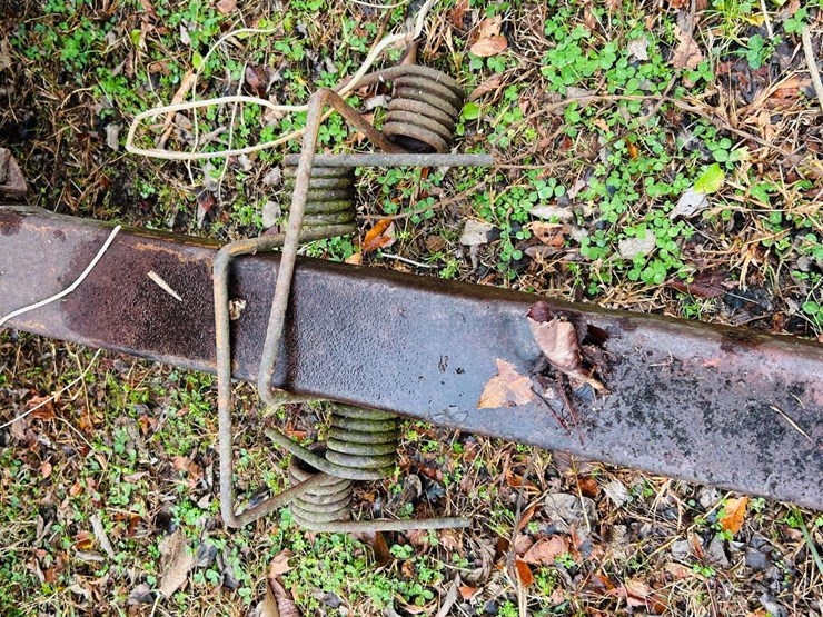 gravity-flow-grain-wagon-on-perfection-running-gear-image-10