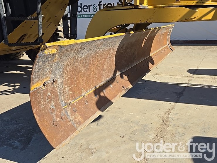 2016-caterpillar-120m2-image-46