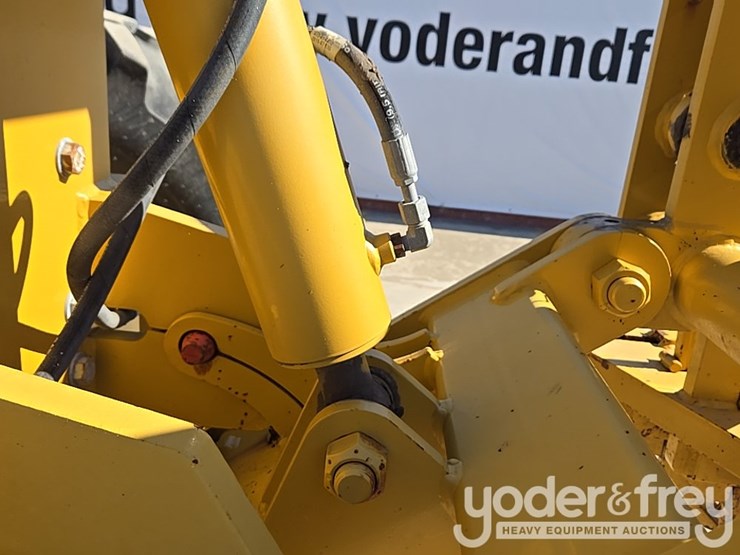 2016-caterpillar-120m2-image-121