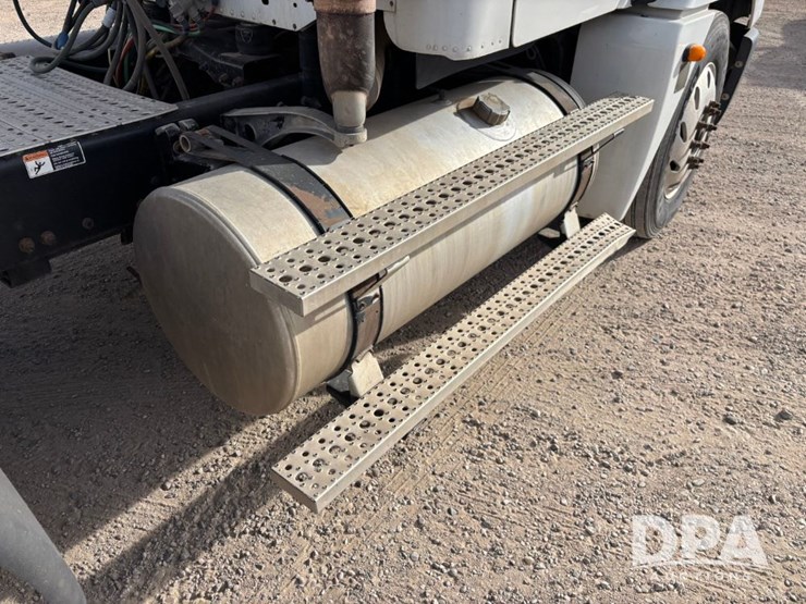 2006-freightliner-day-cab-truck-(gp12099,-unit-802)-image-46