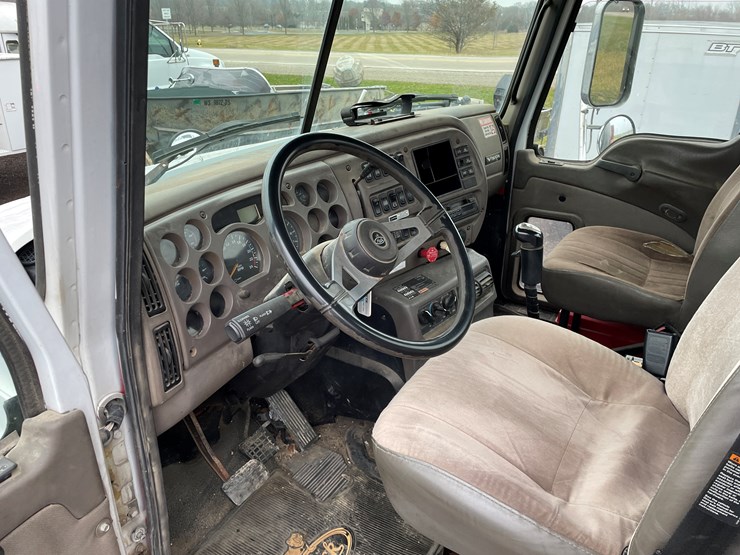 #1061-•-2004-mack-cx613-tandem-axle-day-cab-semi-tractor-(has-wi-title)-image-28