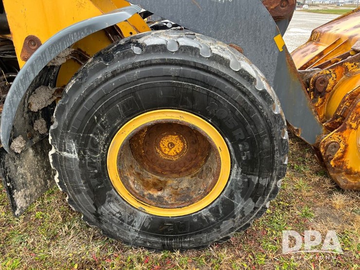 2017-deere-624k-image-24