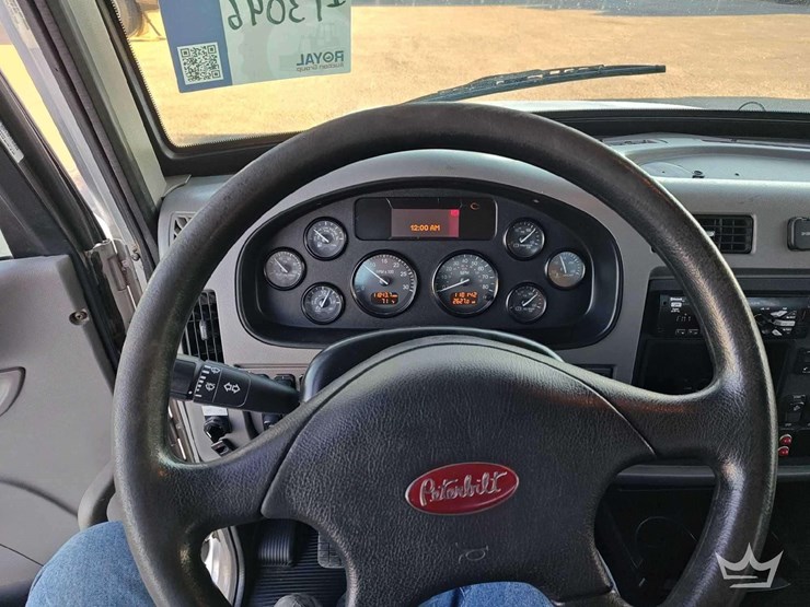 2016-peterbilt-337-image-33