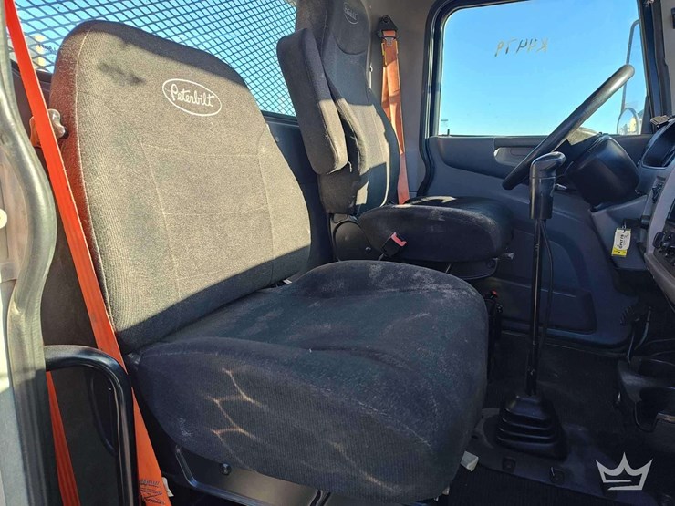 2015-peterbilt-348-image-38