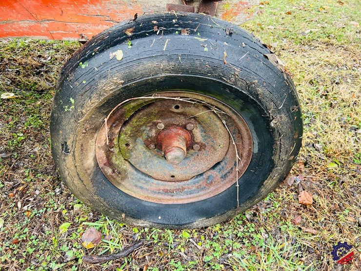 gravity-flow-grain-wagon-on-perfection-running-gear-image-18