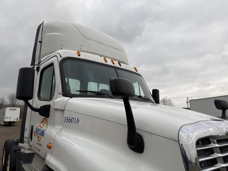 #1481-•-2015-freightliner-cascadia-day-cab-truck-tractor-image-16
