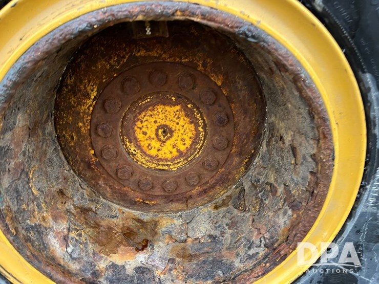 2017-deere-624k-image-26