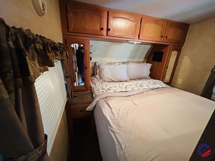 2011-keystone-hornet-platinum-31rbds-t/a-camper-trailer-image-86