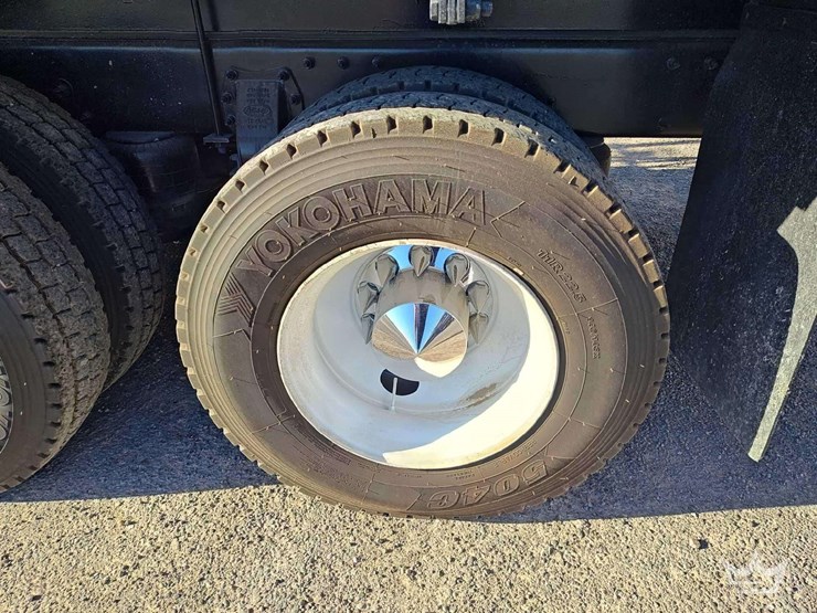 2015-peterbilt-348-image-50