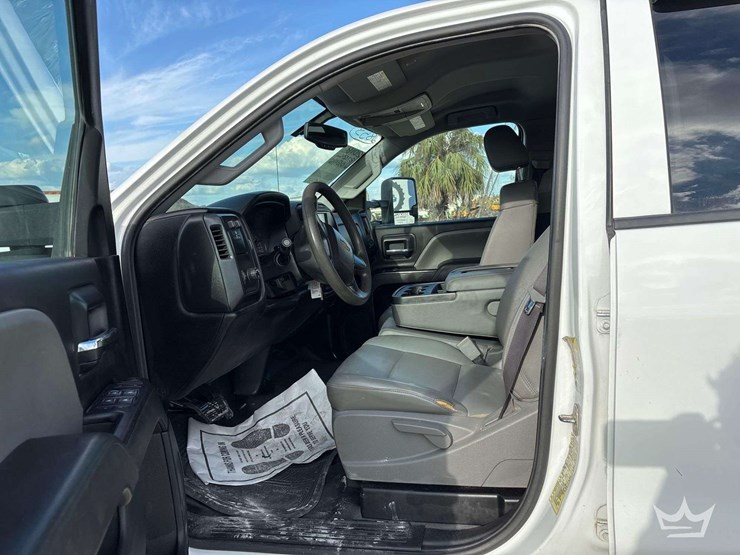 2018-chevrolet-3500-image-11