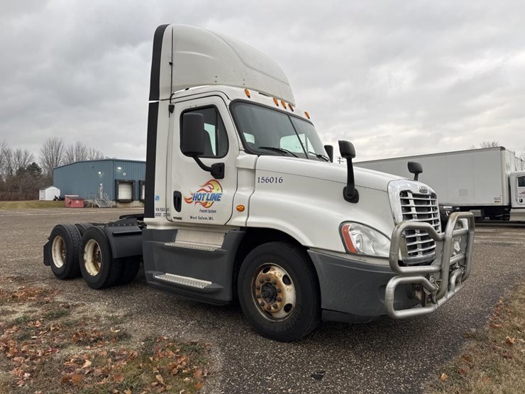 #1481-•-2015-freightliner-cascadia-day-cab-truck-tractor-image-7