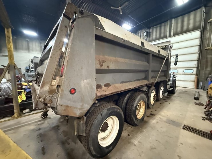 #1042-•-2000-volvo-quad-axle-dump-truck-image-3