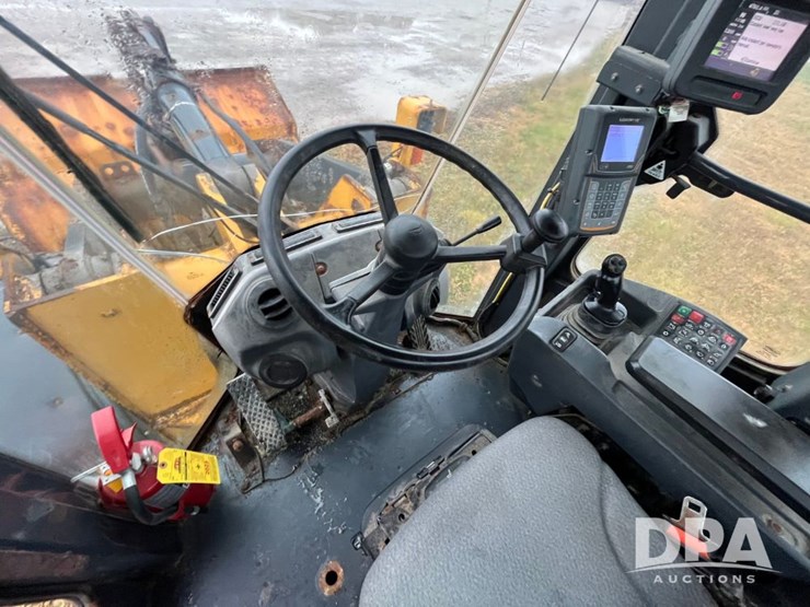 2017-deere-624k-image-45