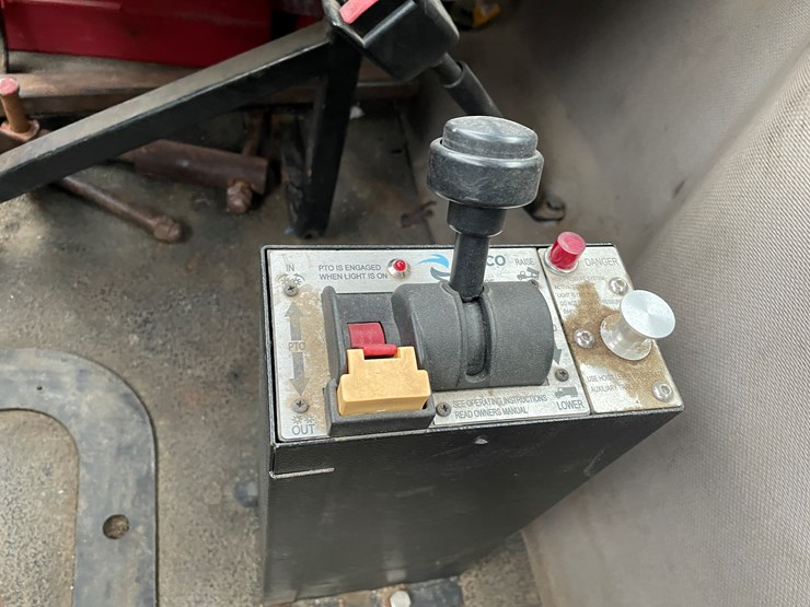 #1061-•-2004-mack-cx613-tandem-axle-day-cab-semi-tractor-(has-wi-title)-image-35