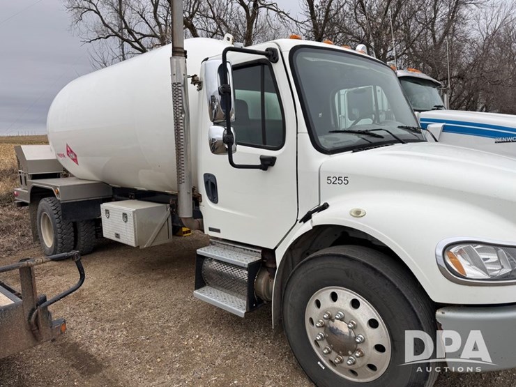 2009-freightliner-lp-truck-(dr12787-unit-5255)-image-1