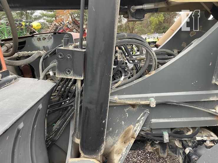 2011-jlg-g10-55a-image-24