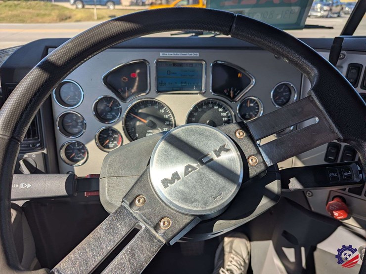 2016-mack-granite-gu713-image-49