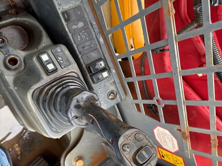 2020-takeuchi-tl8r-image-12