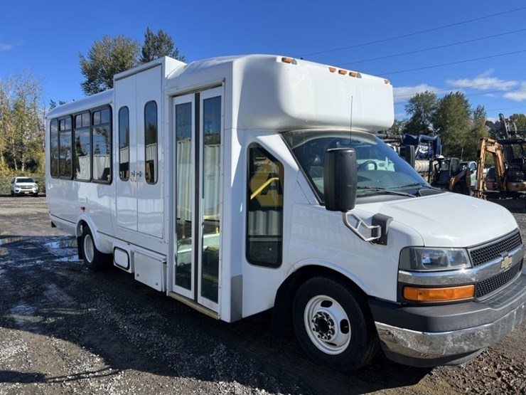 2014-chevrolet-express-paratransit-bus-image-2