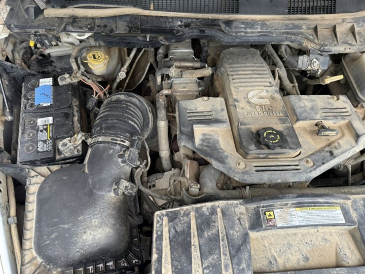 #1837-•-2011-ram-5500-4x4-flatbed-truck-image-15