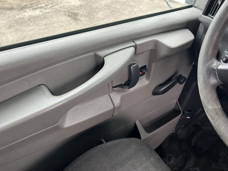 2014-chevrolet-express-paratransit-bus-image-29