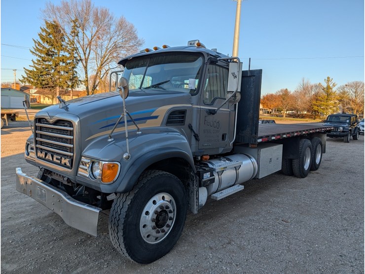 2006-mack-cv713-flatbed-image-1