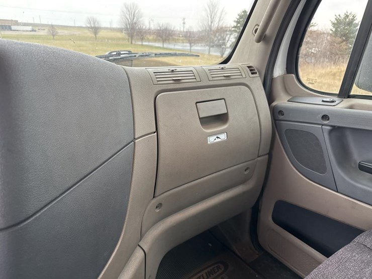 #1481-•-2015-freightliner-cascadia-day-cab-truck-tractor-image-35