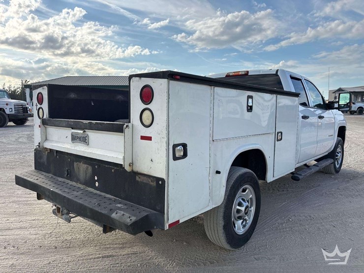 2018-chevrolet-3500-image-3