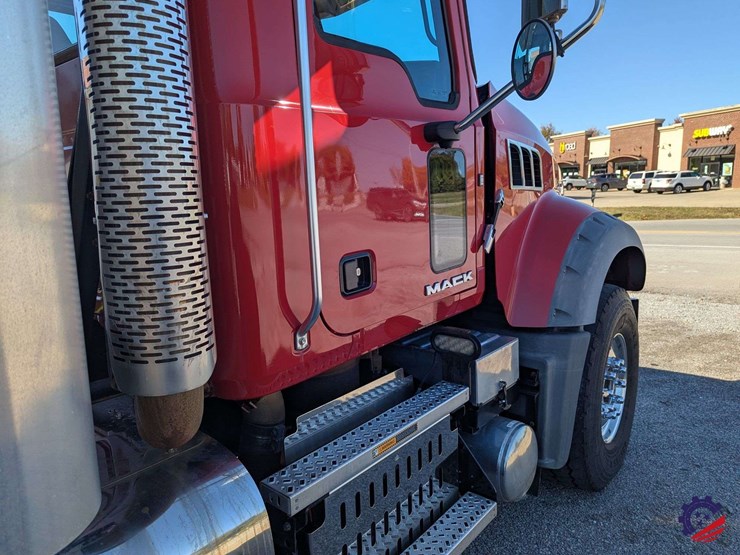 2016-mack-granite-gu713-image-22