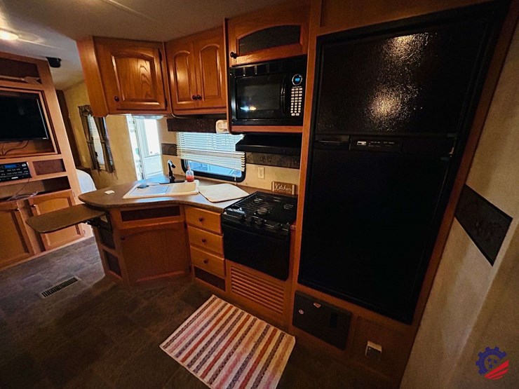 2011-keystone-hornet-platinum-31rbds-t/a-camper-trailer-image-62