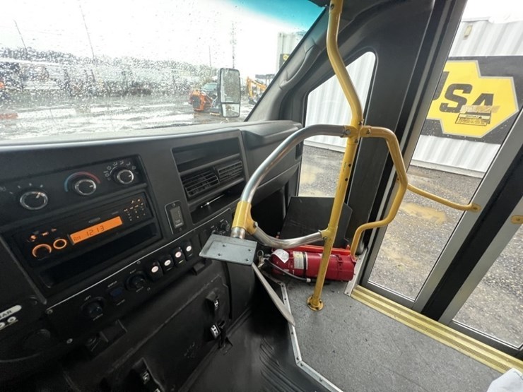 2014-chevrolet-express-paratransit-bus-image-32