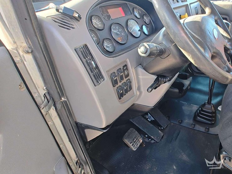 2015-peterbilt-348-image-24