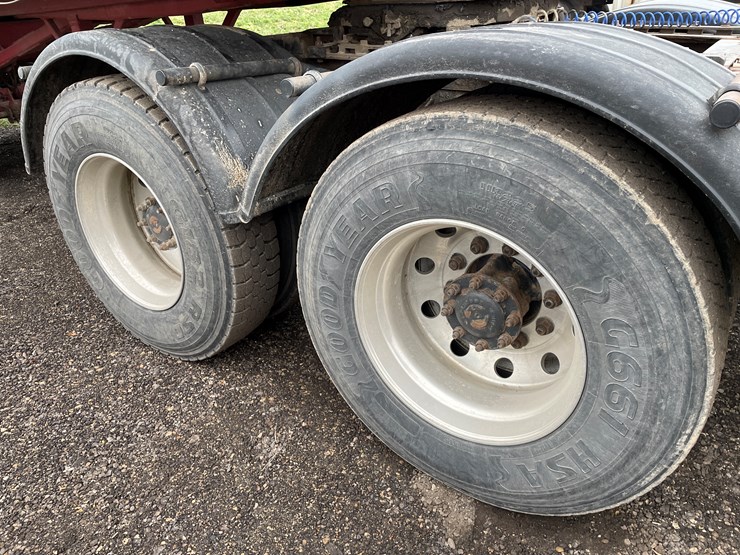 #1061-•-2004-mack-cx613-tandem-axle-day-cab-semi-tractor-(has-wi-title)-image-16