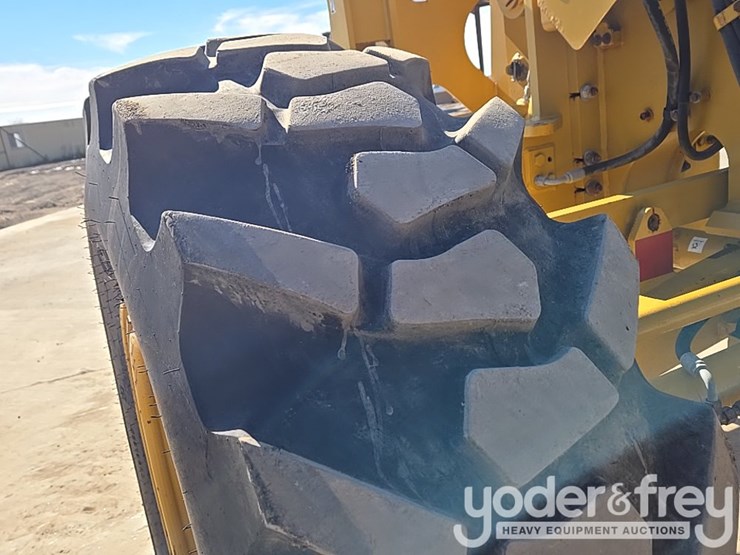 2016-caterpillar-120m2-image-17