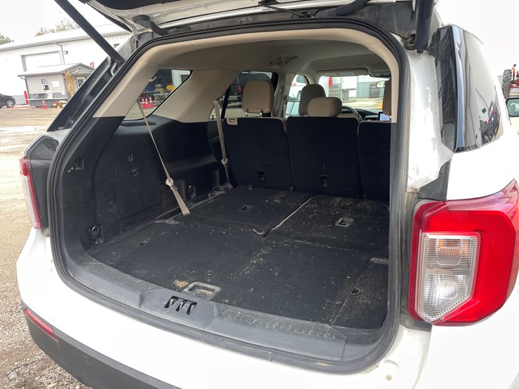 2021-ford-explorer-image-19