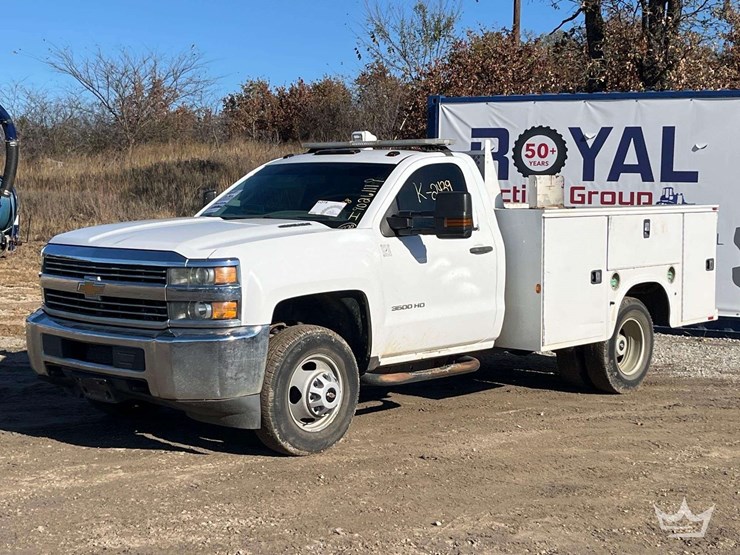 2015-chevrolet-3500hd-image-1
