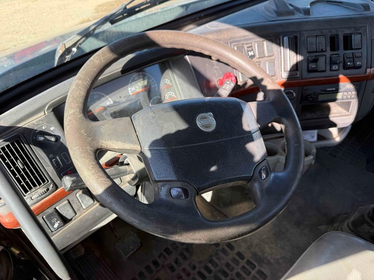 volvo-d13-semi-image-28