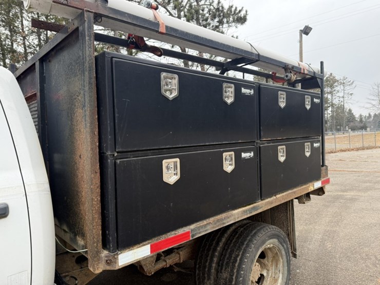 #1837-•-2011-ram-5500-4x4-flatbed-truck-image-17