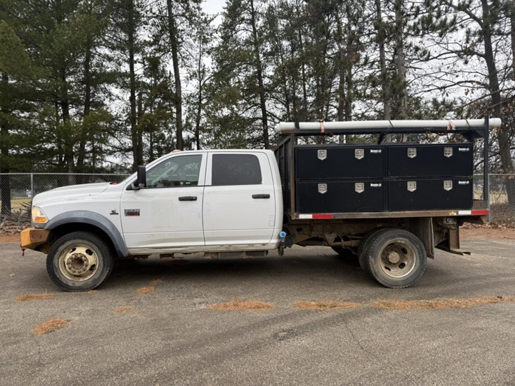 #1837-•-2011-ram-5500-4x4-flatbed-truck-image-3