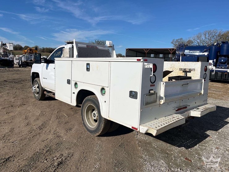 2015-chevrolet-3500hd-image-3