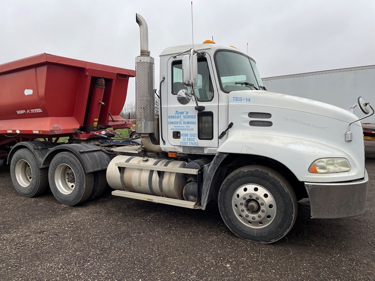 #1061-•-2004-mack-cx613-tandem-axle-day-cab-semi-tractor-(has-wi-title)-image-4