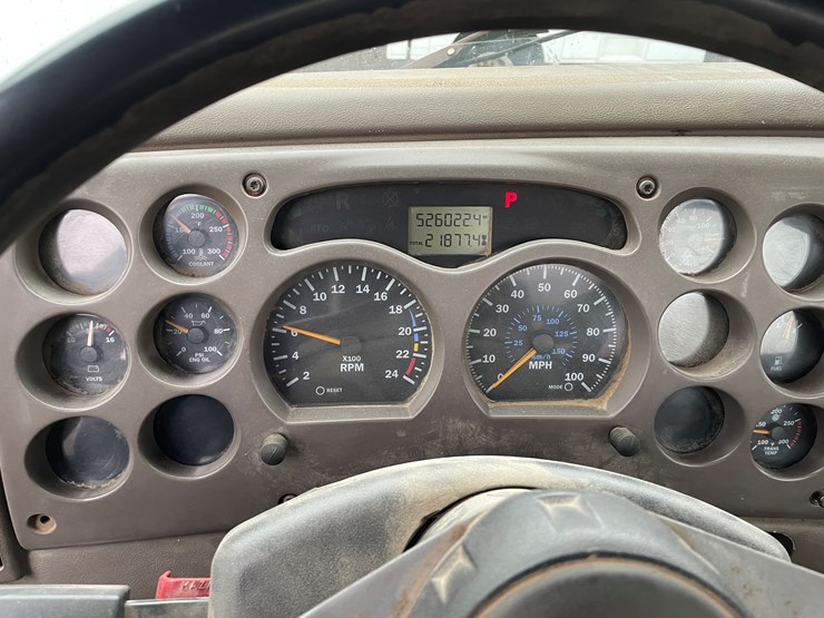 #1061-•-2004-mack-cx613-tandem-axle-day-cab-semi-tractor-(has-wi-title)-image-31