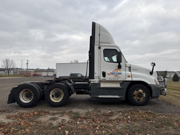 #1481-•-2015-freightliner-cascadia-day-cab-truck-tractor-image-6