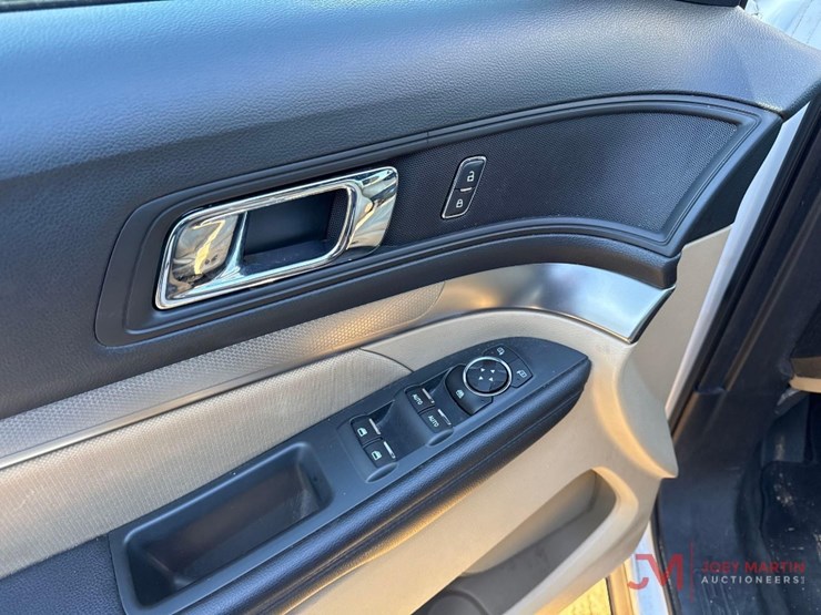 2016-ford-explorer-image-13