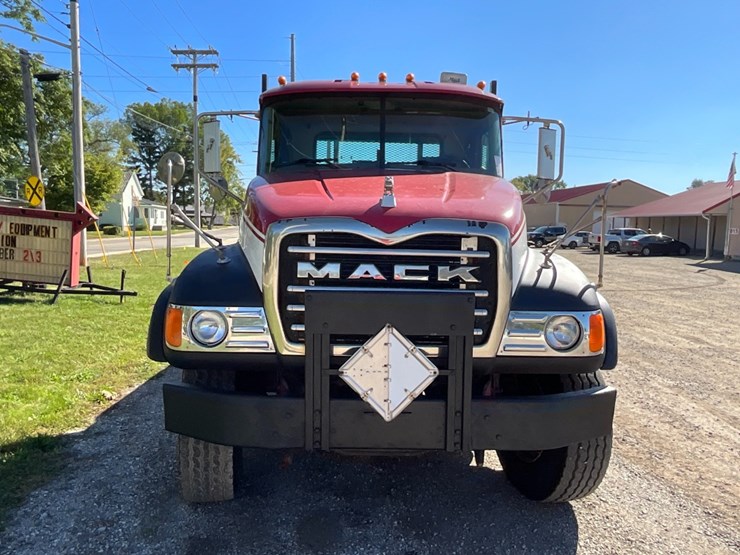 2007-mack-cv713-flatbed-w/-moffett-hookup-image-2