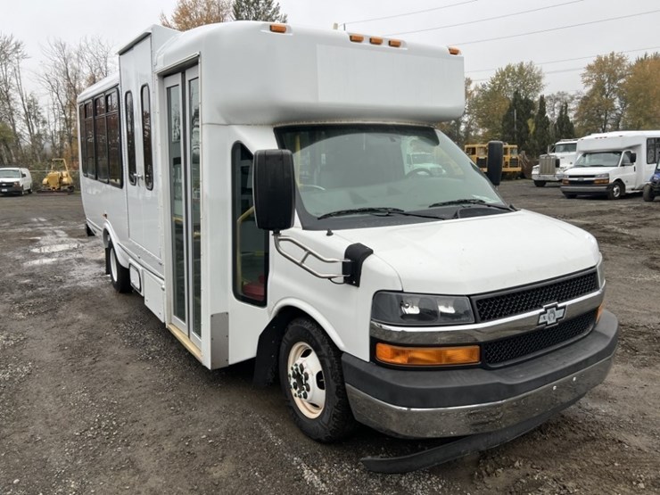 2014-chevrolet-express-paratransit-bus-image-2