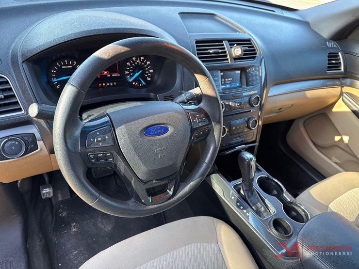 2016-ford-explorer-image-14