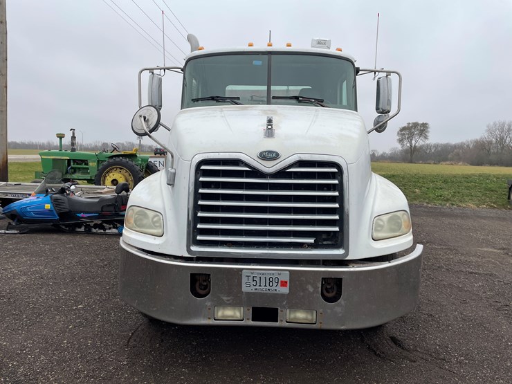 #1061-•-2004-mack-cx613-tandem-axle-day-cab-semi-tractor-(has-wi-title)-image-2