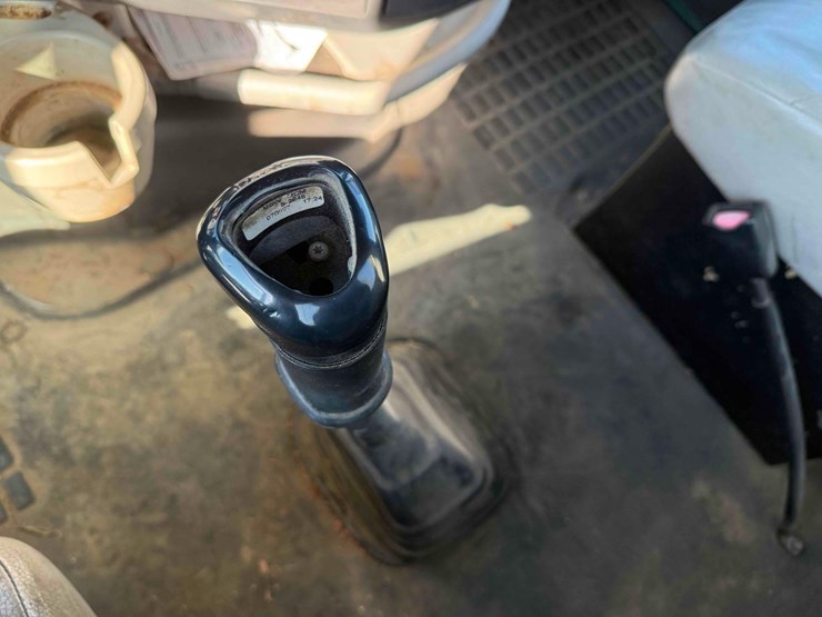 volvo-d13-semi-image-35